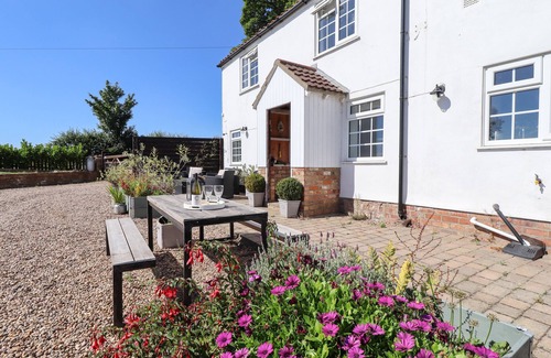 Louth Cabaña | ROSE COTTAGE, pet friendly, character holiday cottage in Louth