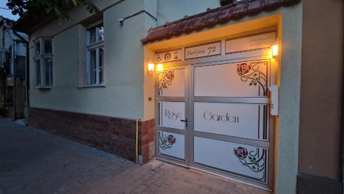 Vrsac Cama Y Desayuno | Rose Gardens