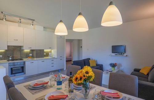 Colico Piano Apartamento | Rose Gialla Pastella Holiday Apartment with Pool