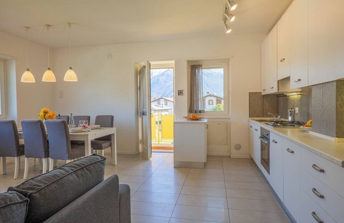 Colico Piano Apartamento | Rose Gialla Pastella Holiday Apartment with Pool