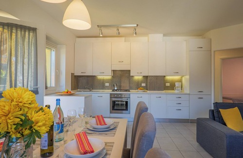 Colico Piano Apartamento | Rose Gialla Pastella Holiday Apartment with Pool