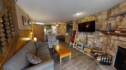 Red River Casa | Rose Rock Mountain View - Pet Friendly - Fireplace - WiFi - Hot Tub - Washer - Dryer