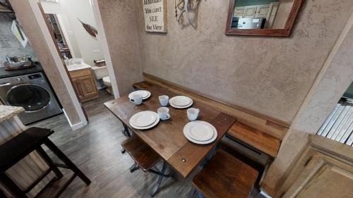 Red River Casa | Rose Rock Mountain View - Pet Friendly - Fireplace - WiFi - Hot Tub - Washer - Dryer