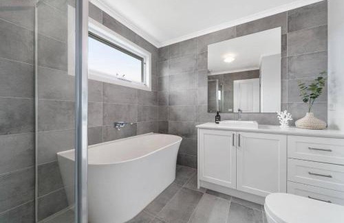 Rosebud Casa | Rosebud Lovely House 2 - Mornington Peninsula 4 BR 3 Bath 2 story holiday house - BBQ - Beach - Hot spring