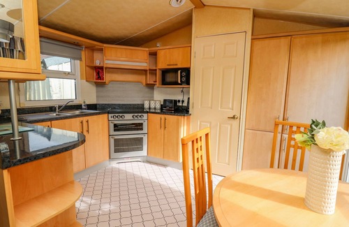 Llanfyrnach Cabaña | ROSEHAVEN, pet friendly, with a garden in Crymych