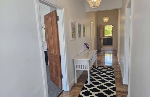 West Hobart Casa | RoseIris Cottage - City Charm
