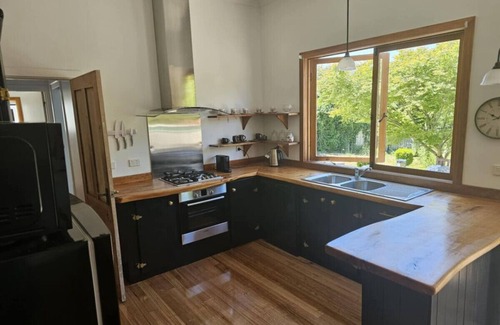 West Hobart Casa | RoseIris Cottage - City Charm