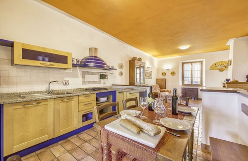 Castiglione del Lago Apartamento | Rosemary apt with shared pool family fun, Castiglione del Lago, Italy