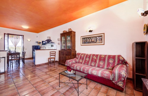 Castiglione del Lago Apartamento | Rosemary apt with shared pool family fun, Castiglione del Lago, Italy