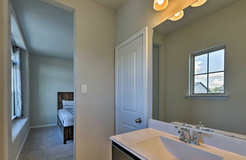 Rosenberg Casa | Rosenberg Townhome by Brazos Town Center!