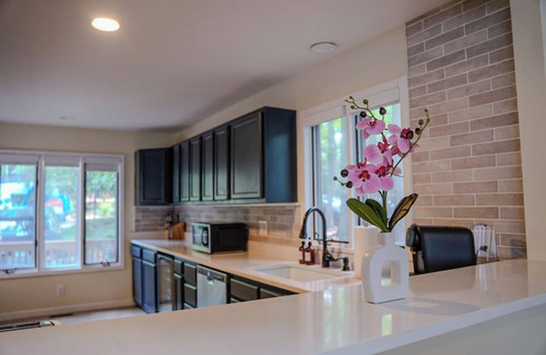 Winston - Salem Casa | Rosewood Loft I Entire Building