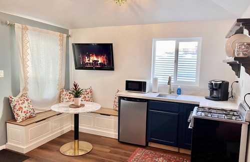 Shelltown Apartamento | Rosy Casita with A/C near Base & Downtown with easy access to freeway