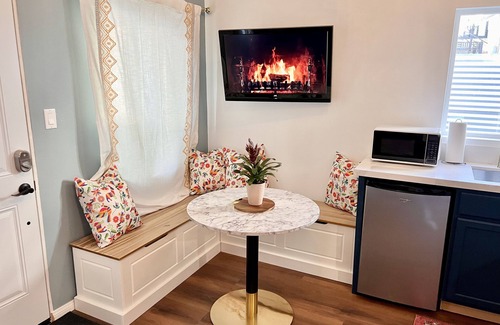 Shelltown Apartamento | Rosy Casita with A/C near Base & Downtown with easy access to freeway