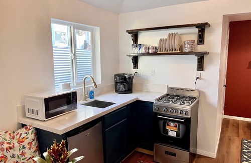 Shelltown Apartamento | Rosy Casita with A/C near Base & Downtown with easy access to freeway