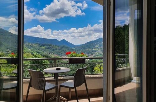 Rota d'Imagna Apartamento | Rota Apartments - bilocale NUVOLA con jacuzzi in camera e vista mozzafiato