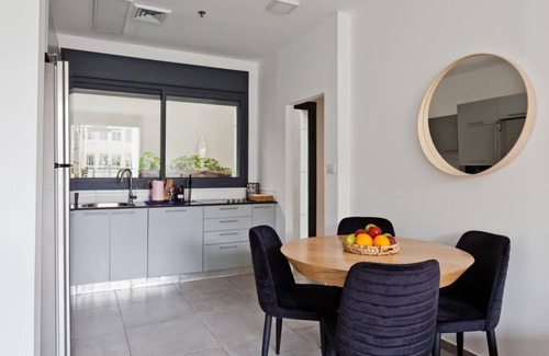 Tel Aviv Casa | Rotchild area - 3 bedrooms garden apt