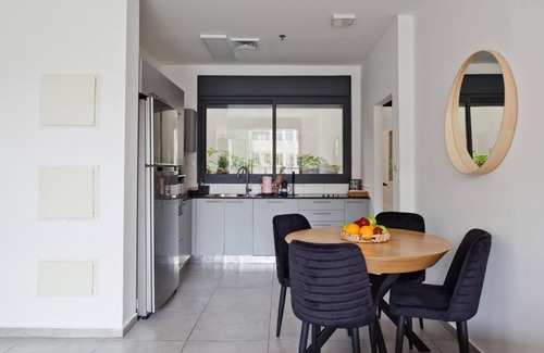 Tel Aviv Casa | Rotchild area - 3 bedrooms garden apt