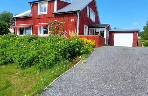 Valmsta Casa | Rotes Holzhaus am See