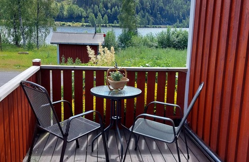 Valmsta Casa | Rotes Holzhaus am See