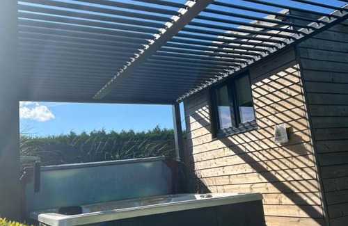 Tournai Casa | Roulotte du puits avec jacuzzi et sauna privatif