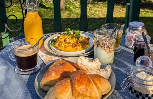 Folx-les-Caves Cama Y Desayuno | Roulotte Ravel-Emoi Chambre Insolite de Charme