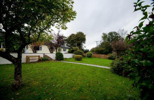 Laugharne Casa | ROUND PARK- Private and spacious family bungalow with parking