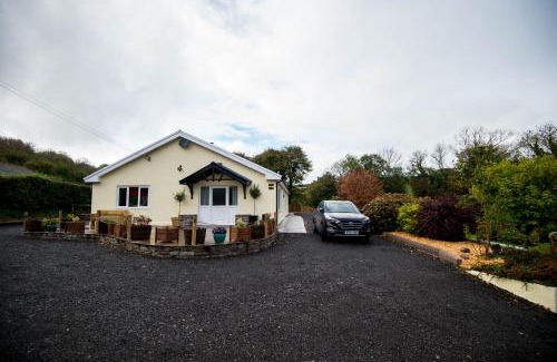 Laugharne Casa | ROUND PARK- Private and spacious family bungalow with parking