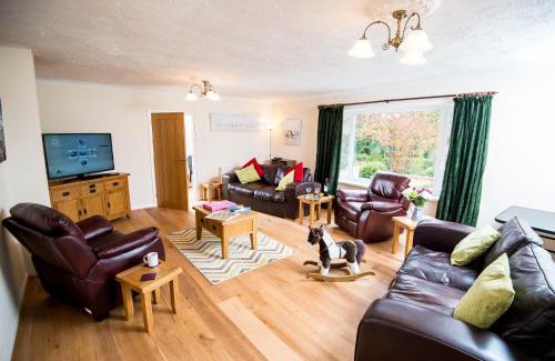 Laugharne Casa | ROUND PARK- Private and spacious family bungalow with parking