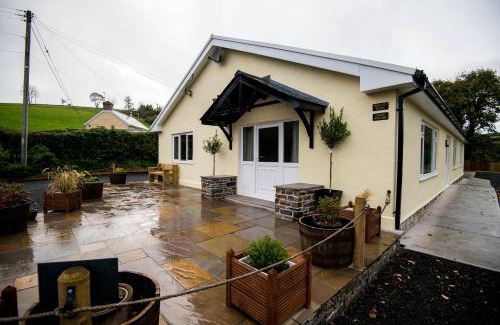 Laugharne Casa | ROUND PARK- Private and spacious family bungalow with parking