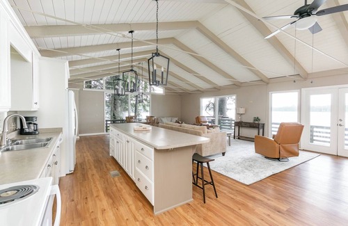 Farmerville Casa | Round Rock Lodge - Retreat Nestled Among The Trees With Stunning Lake Views