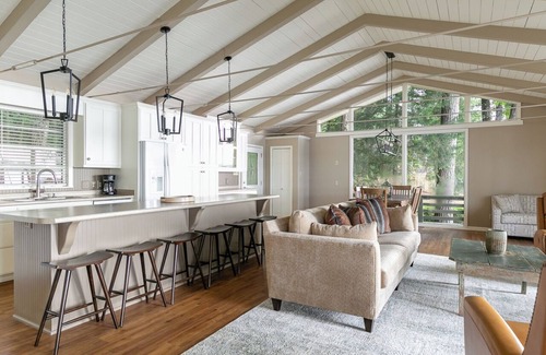 Farmerville Casa | Round Rock Lodge - Retreat Nestled Among The Trees With Stunning Lake Views