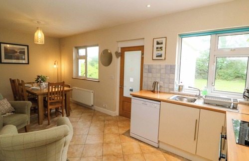 Killarney Cabaña | ROWANTREE, family friendly, with open fire in Beaufort, County Kerry