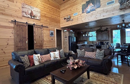 Broken Bow Cabina | Rowdy Fox-Extravagant Living / WIFI / Bañera de hidromasaje / Shuffleboard / AirHockey / PacMan / Firepit