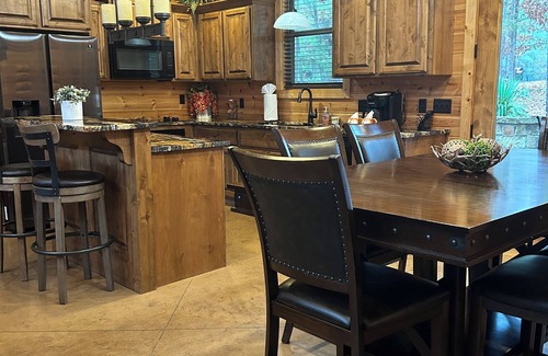 Broken Bow Cabina | Rowdy Fox-Extravagant Living / WIFI / Bañera de hidromasaje / Shuffleboard / AirHockey / PacMan / Firepit