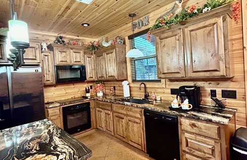 Broken Bow Cabina | Rowdy Fox-Extravagant Living / WIFI / Bañera de hidromasaje / Shuffleboard / AirHockey / PacMan / Firepit