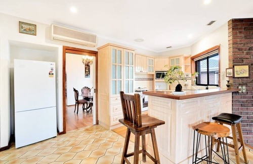 Rowville Casa | Rowville 3BR family Lakeside Retreat