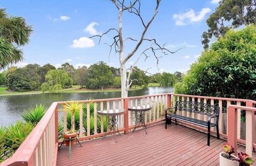 Rowville Casa | Rowville 3BR family Lakeside Retreat