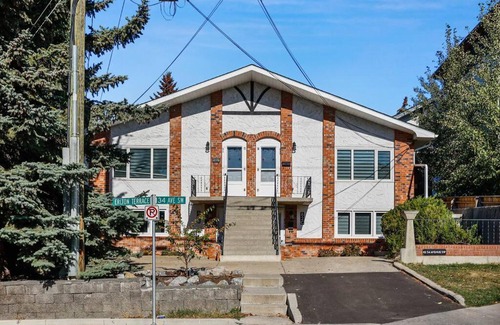 Southwest Calgary Apartamento | Roxboro #3 Trendy Central 2BR Home Parking, Wifi