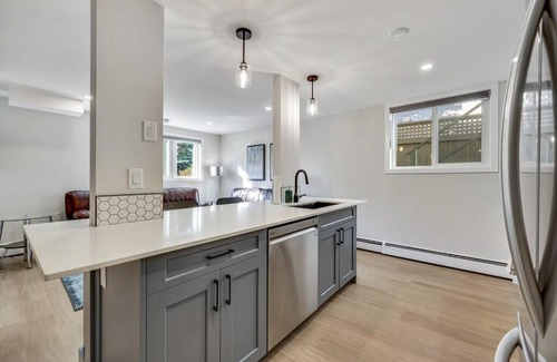 Southwest Calgary Apartamento | Roxboro #3 Trendy Central 2BR Home Parking, Wifi