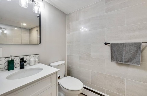 Southwest Calgary Apartamento | Roxboro #3 Trendy Central 2BR Home Parking, Wifi