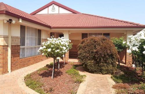 Roxburgh Park Casa | Roxy - A Spacious Cosy Getaway - Near Mel Airport