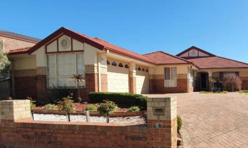 Roxburgh Park Casa | Roxy - A Spacious Cosy Getaway - Near Mel Airport