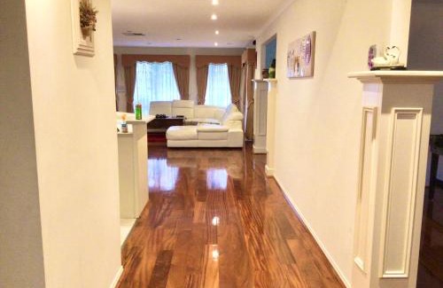 Roxburgh Park Casa | Roxy - A Spacious Cosy Getaway - Near Mel Airport