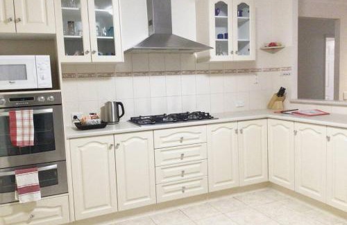 Roxburgh Park Casa | Roxy - A Spacious Cosy Getaway - Near Mel Airport