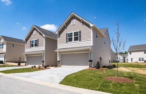 Greensboro Casa | Royal 3 Bedroom House w/ Pool