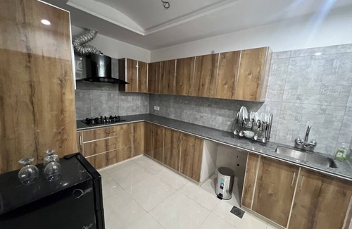 Mall Road Apartamento | Royal BNB Two bedroom apartment in Lahore, downtown, free parking ,wifi with AC