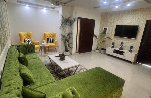 Mall Road Apartamento | Royal BNB Two bedroom apartment in Lahore, downtown, free parking ,wifi with AC