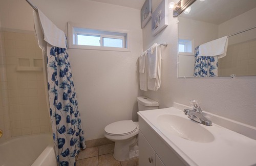 Larkspur Hotel | Royal Gateway Motel by OYO