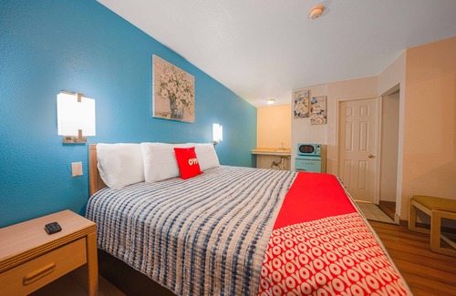 Larkspur Hotel | Royal Gateway Motel by OYO