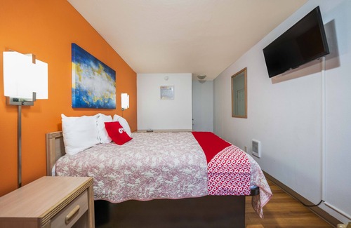 Larkspur Hotel | Royal Gateway Motel by OYO